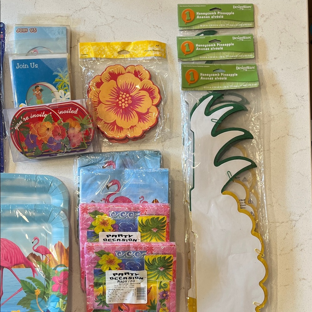 Amscan Flamingo and Floral Party Decoration Set - Picture 4 of 6